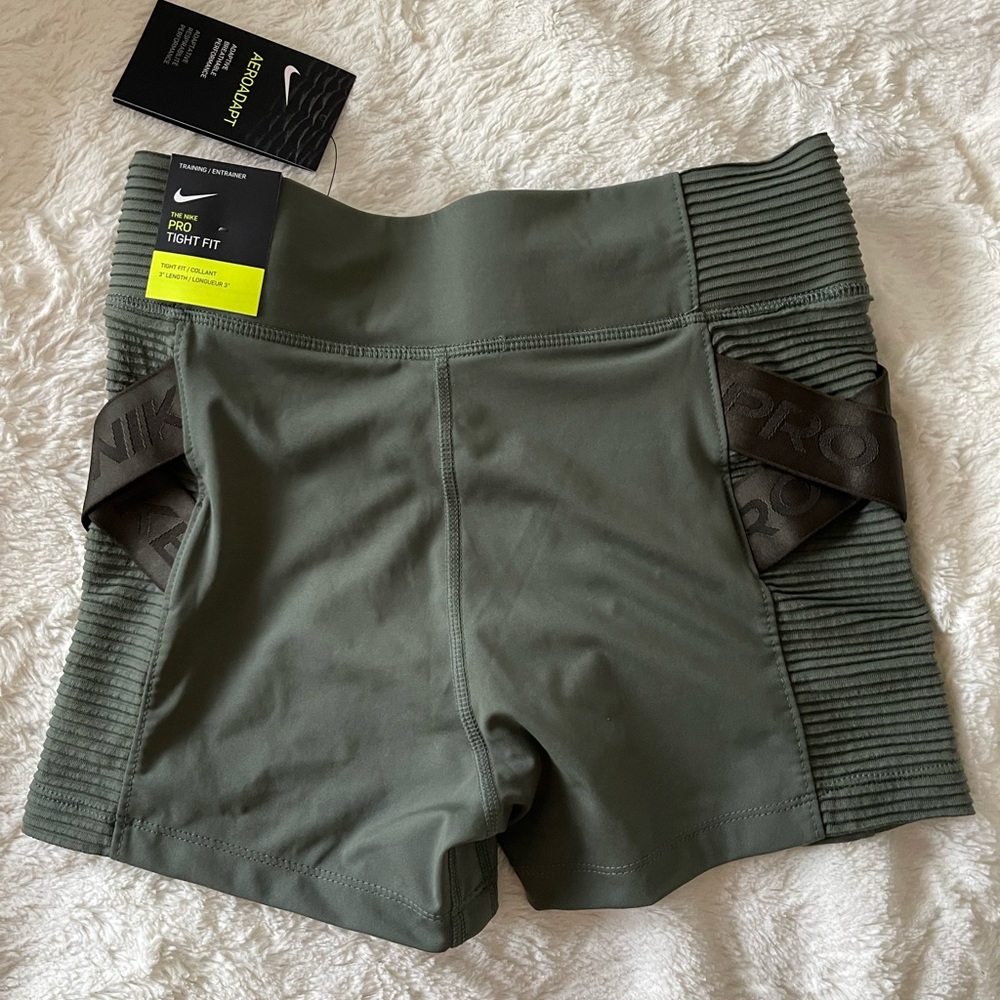 NEW WITH TAGS!Brand:Nike, Size:M, Color:Army Green